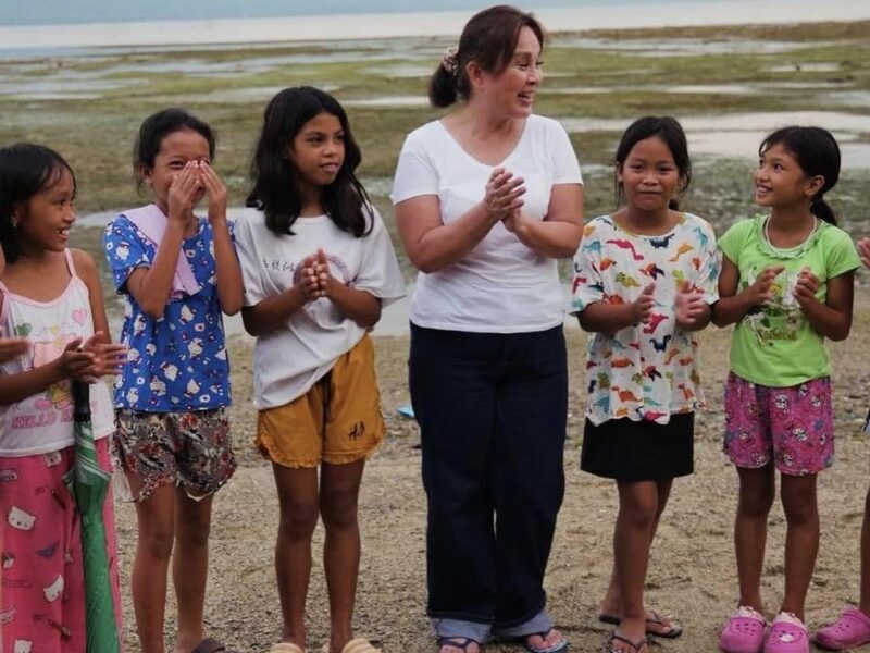 Senator Loren Legarda kasama ng mga bata sa Mag-aba beach (Hulyo 08, 2024)