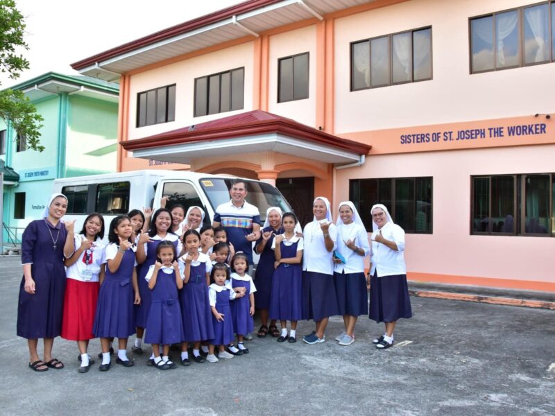 Handong ng Isang unit ng Isuzu Travis van sa St. Joseph Orphanage and Center for the Handicapped, Inc. sa San Jose, Antique